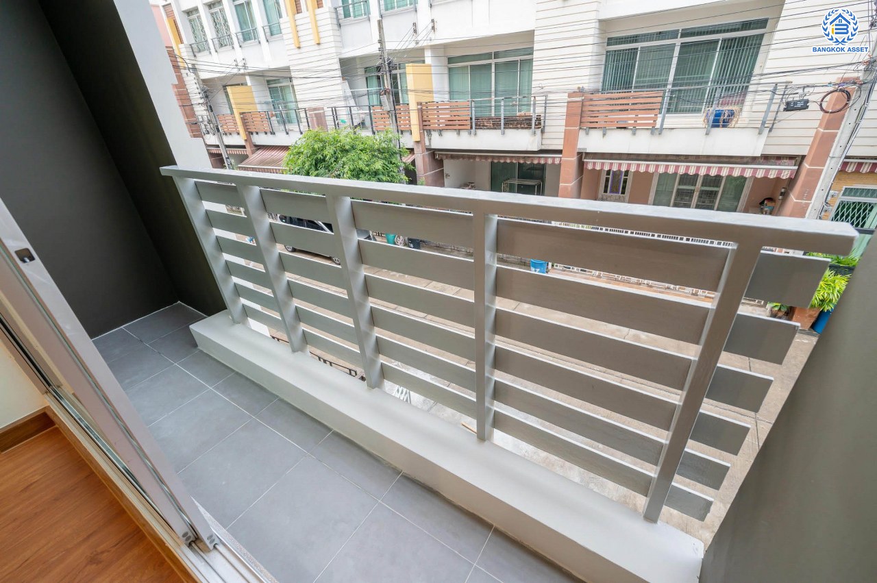 บ้านมือสองตกแต่งใหม่ โครงการ บ้านกลางเมือง มอนติคาร์โล-รัชวิภา เนื้อที่กว้าง 21.3 ตร.ว. ฟังก์ชัน 3 ห้องนอน 3 ห้องน้ำ 1 ห้องอเนกประสงค์ จอกรถได้ 2 คัน พร้อมอยู่ทันที บนทำเลเยี่ยม เชื่อมต่อถนนวิภาวดีรังสิต ใกล้รถไฟฟ้าสายสีแดง "สถานีวัดเสมียนนารี" และทางด่วน "ศรีรัช"